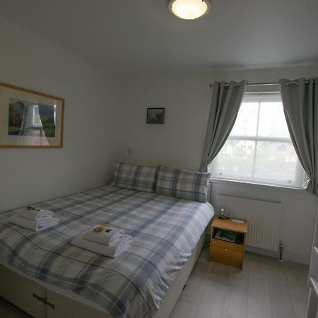 Corran Bunkhouse Hotel ภายนอก รูปภาพ A bedroom in a bed and breakfast in Wales