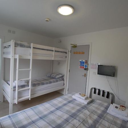 Corran Bunkhouse Hotel ภายนอก รูปภาพ A room at a capsule hotel in Tokyo