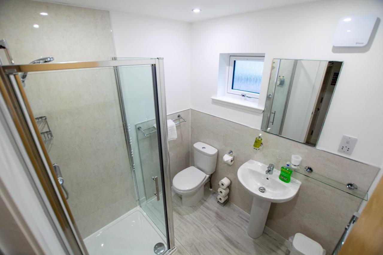 Corran Bunkhouse Hotel ภายนอก รูปภาพ A shower room