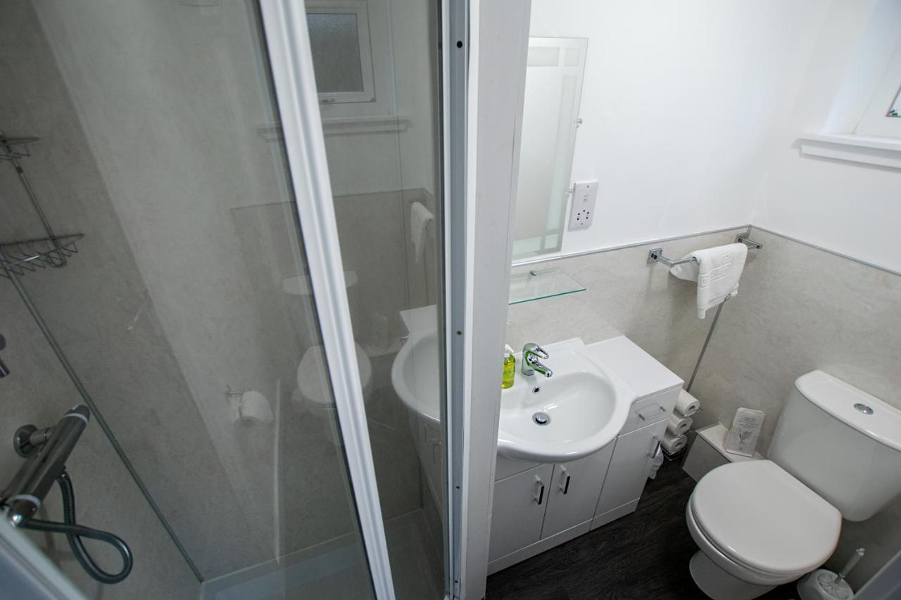 Corran Bunkhouse Hotel ภายนอก รูปภาพ A shower cubicle