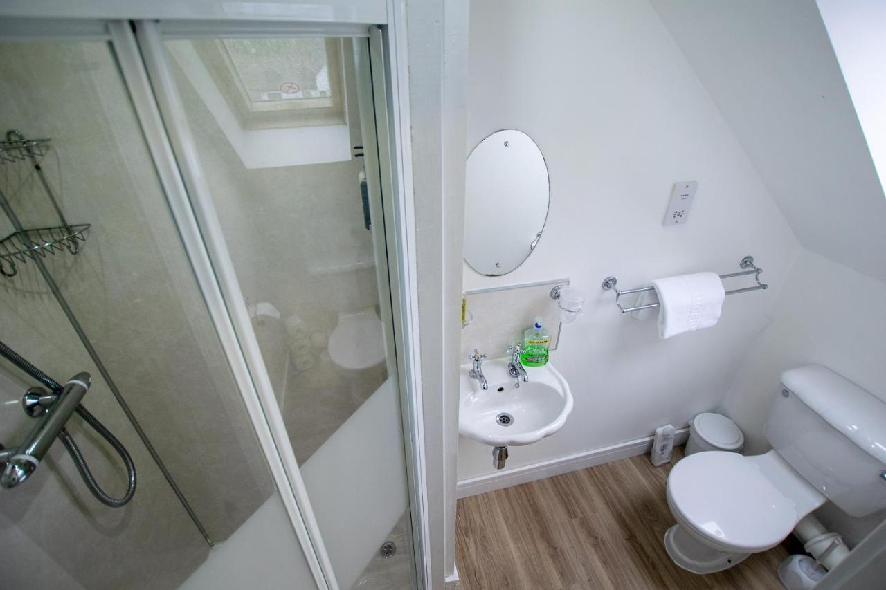 Corran Bunkhouse Hotel ภายนอก รูปภาพ A typical bathroom in a student flat
