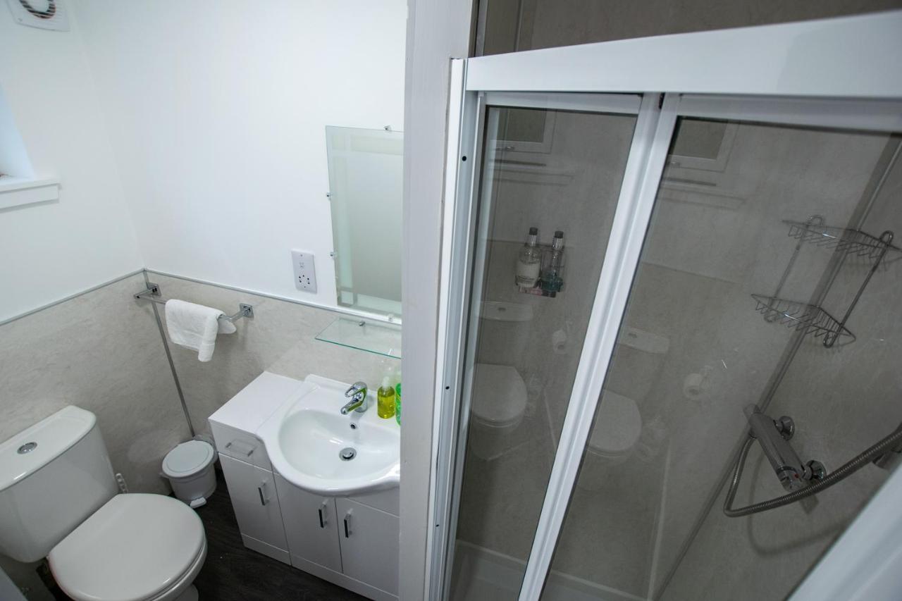 Corran Bunkhouse Hotel ภายนอก รูปภาพ A shower cubicle
