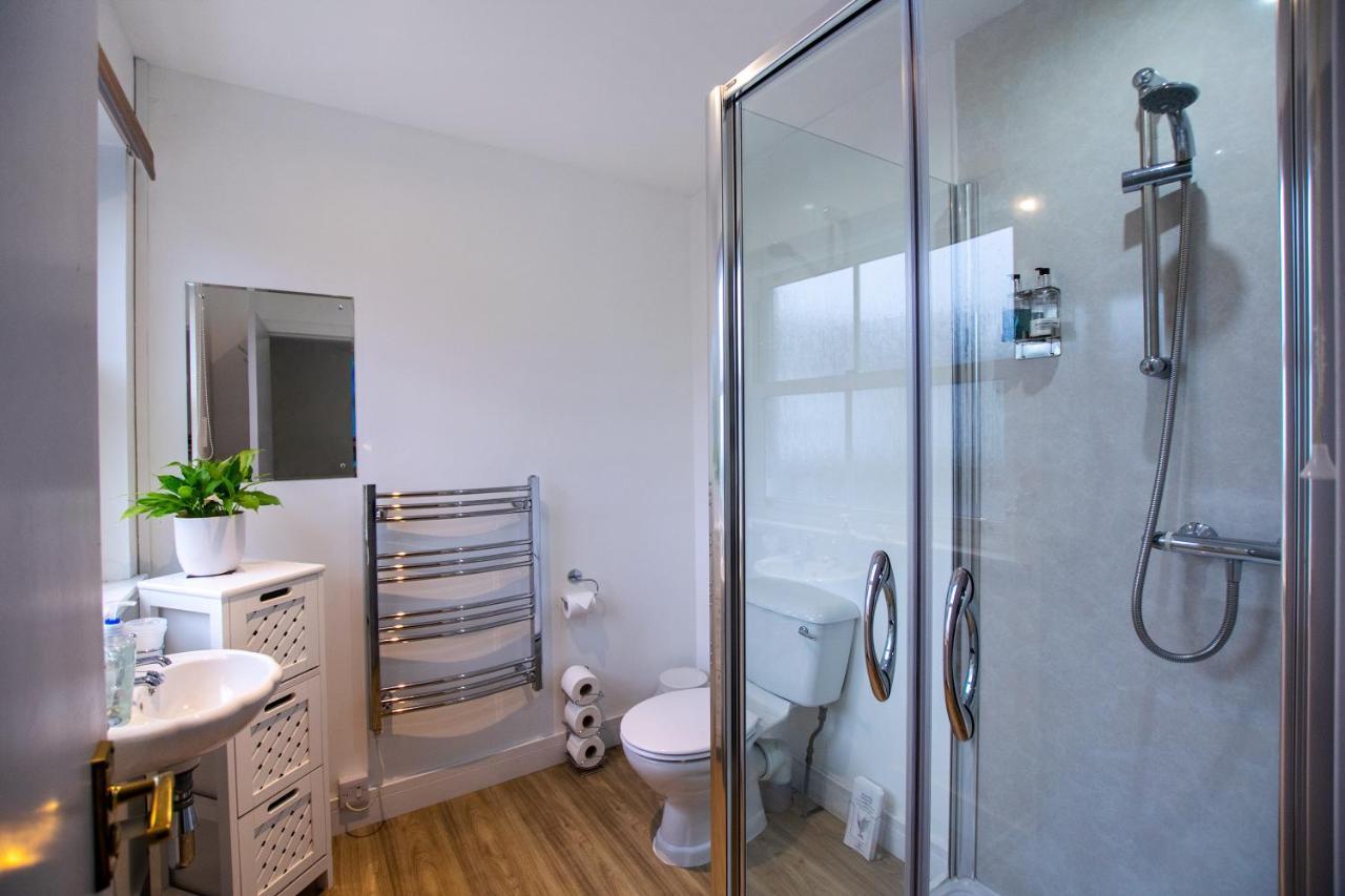 Corran Bunkhouse Hotel ภายนอก รูปภาพ A shower room