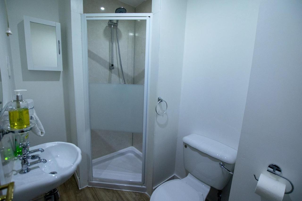 Corran Bunkhouse Hotel ภายนอก รูปภาพ A shower cubicle