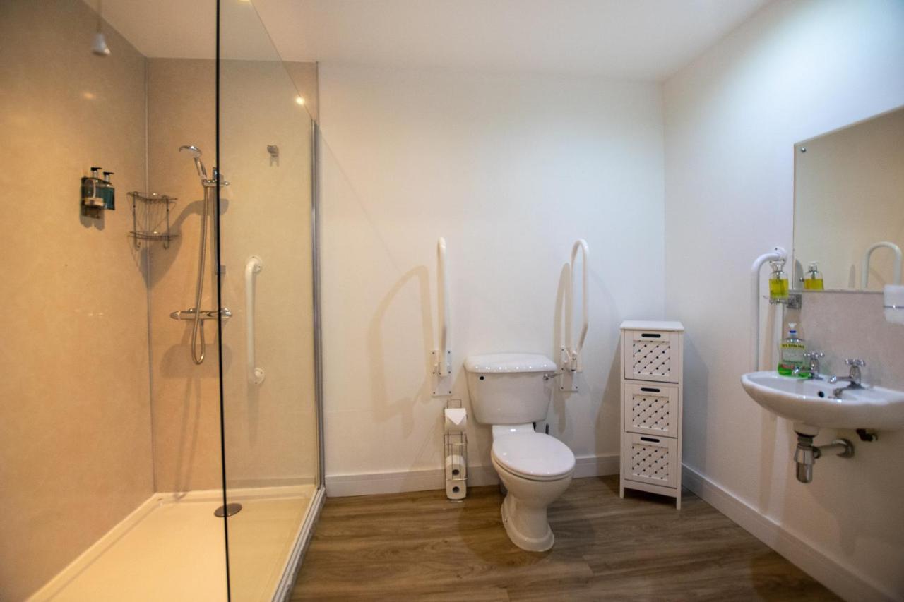 Corran Bunkhouse Hotel ภายนอก รูปภาพ A wet room
