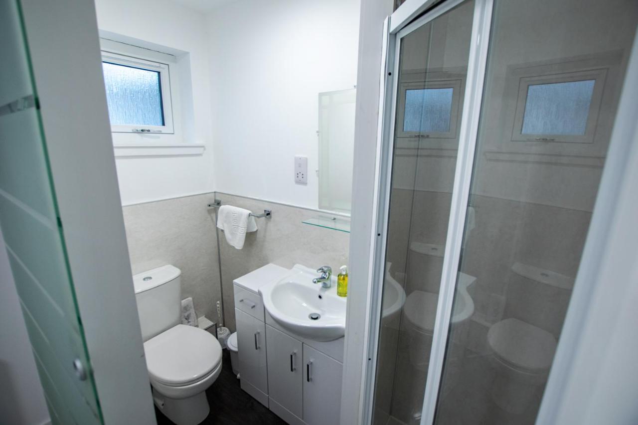 Corran Bunkhouse Hotel ภายนอก รูปภาพ A typical shower room