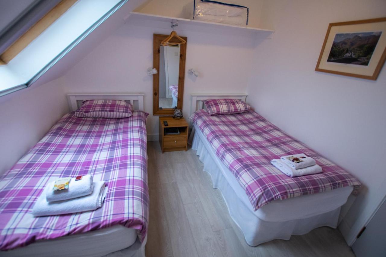 Corran Bunkhouse Hotel ภายนอก รูปภาพ A twin bedroom