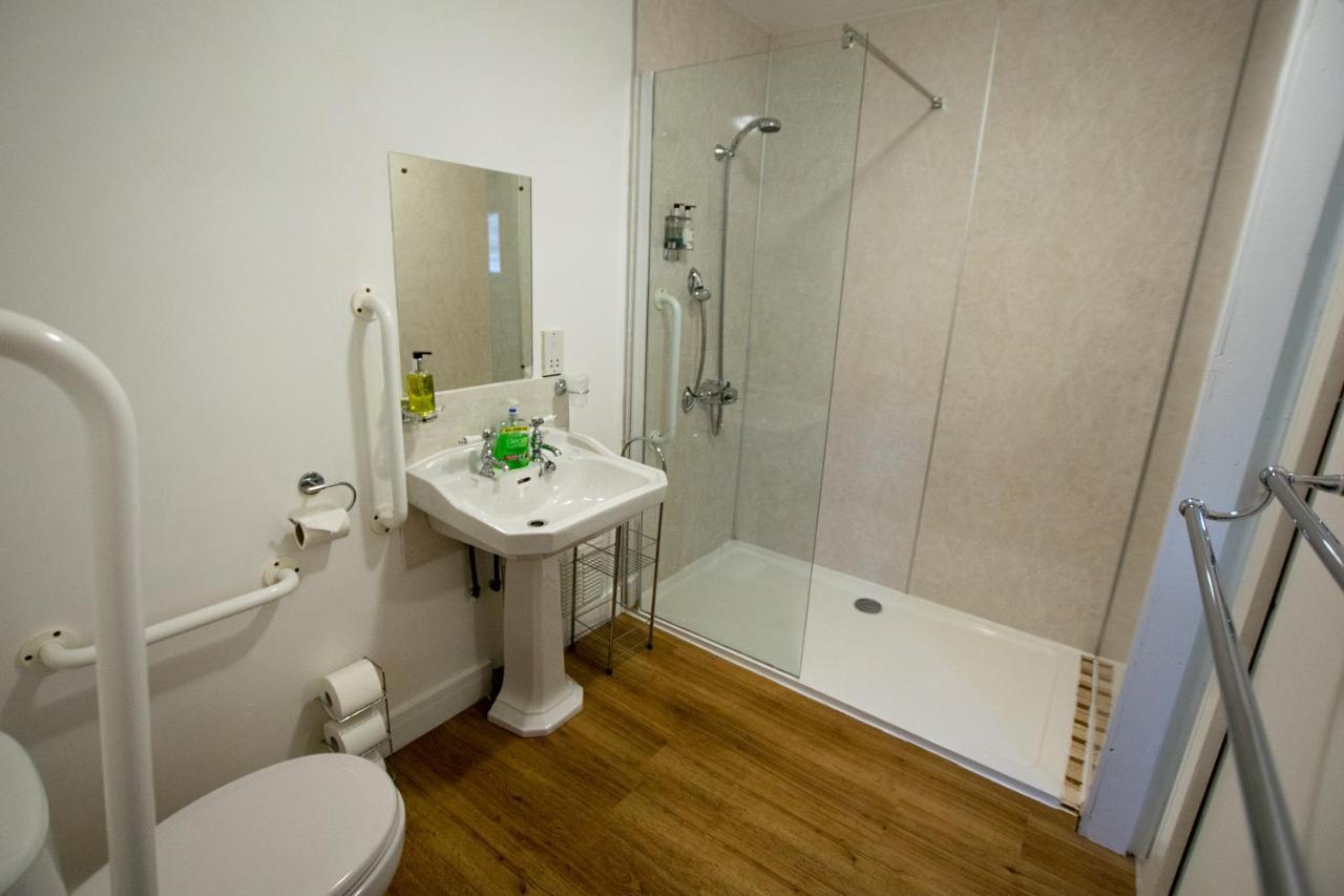 Corran Bunkhouse Hotel ภายนอก รูปภาพ A typical bathroom in a student flat