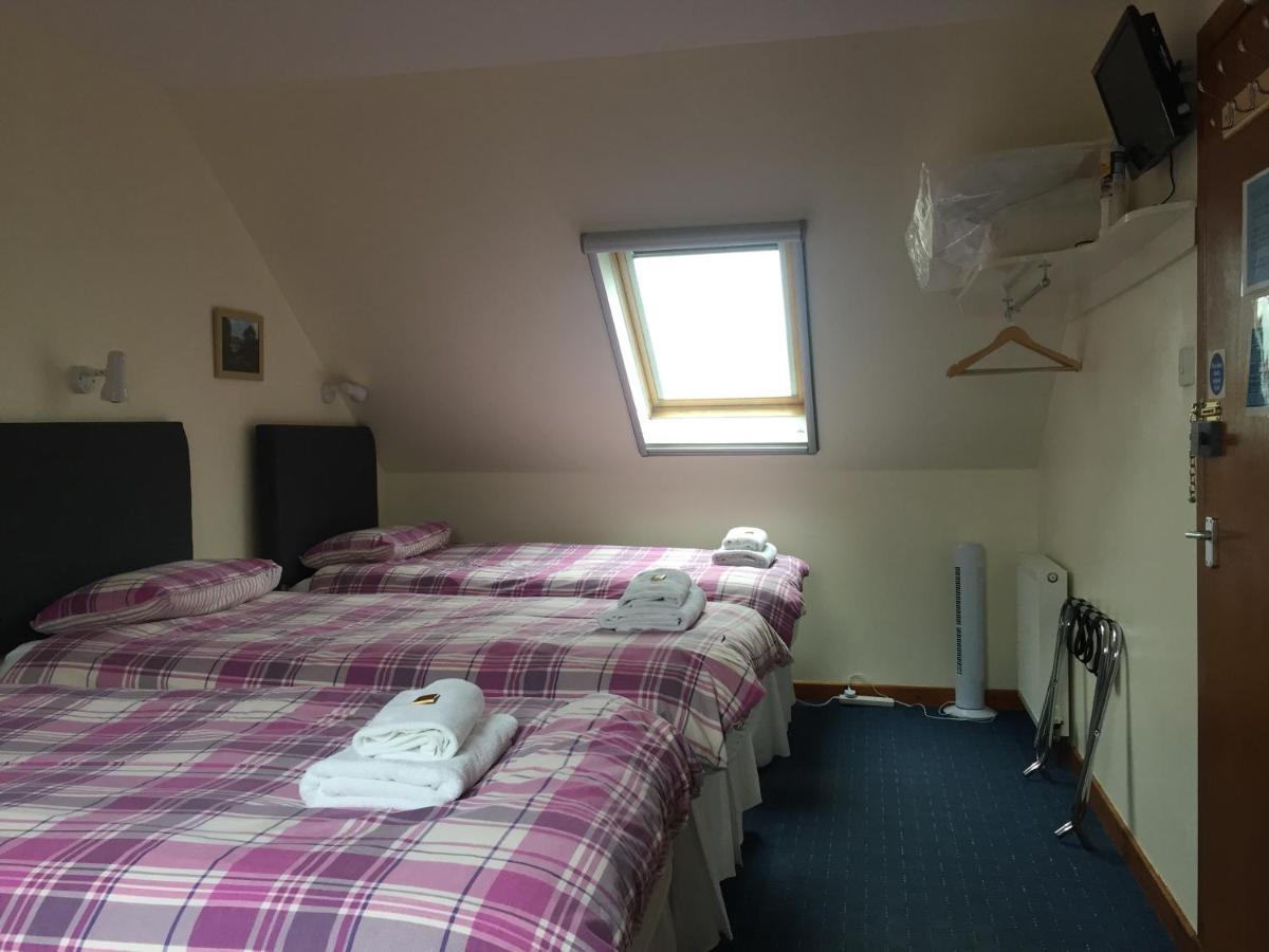 Corran Bunkhouse Hotel ภายนอก รูปภาพ A room at the hotel