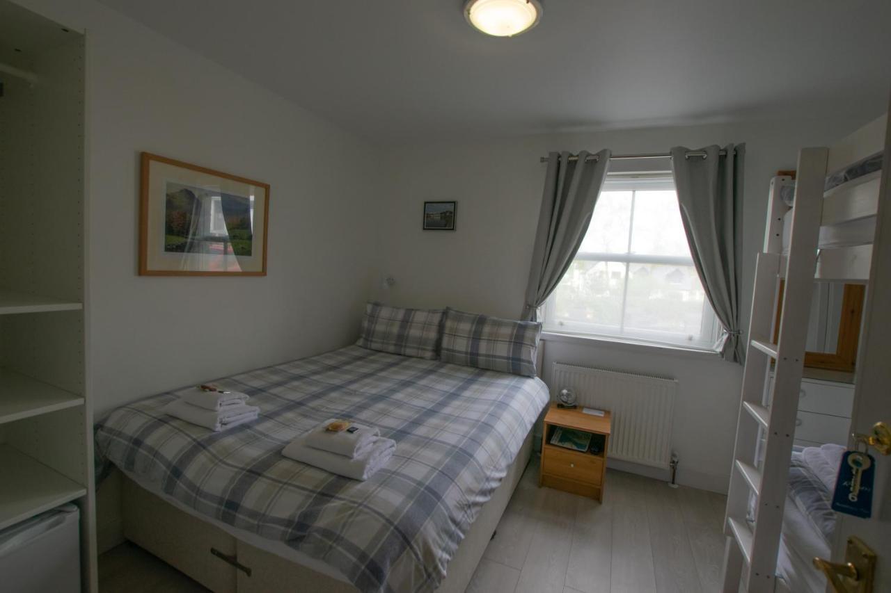 Corran Bunkhouse Hotel ภายนอก รูปภาพ A bedroom in a bed and breakfast in Wales