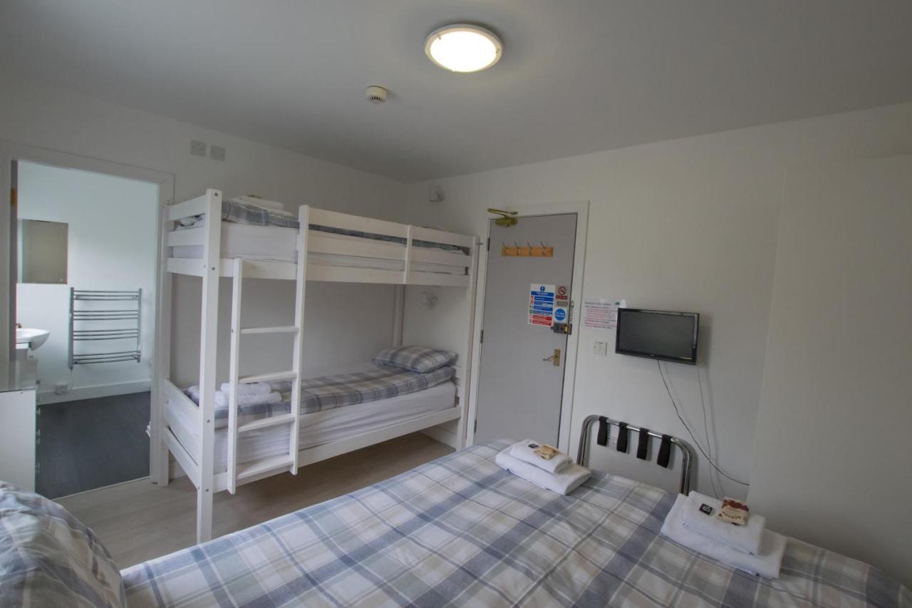 Corran Bunkhouse Hotel ภายนอก รูปภาพ A room at a capsule hotel in Tokyo