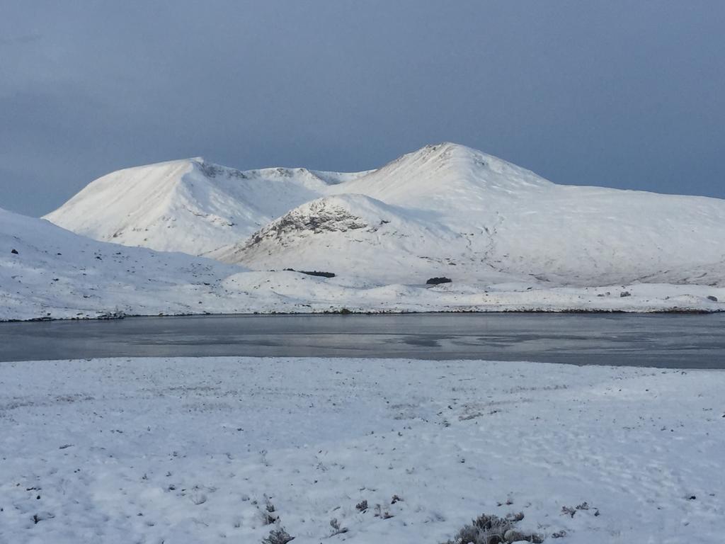 Corran Bunkhouse Hotel ภายนอก รูปภาพ The Black Mountain range
