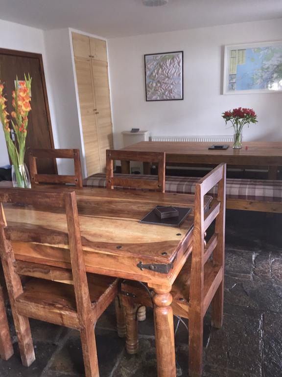 Corran Bunkhouse Hotel ภายนอก รูปภาพ A kitchen table made from sheesham wood