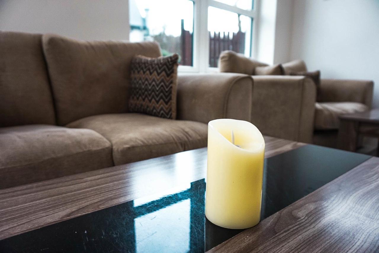 Corran Bunkhouse Hotel ห้อง รูปภาพ A candle on a coffee table