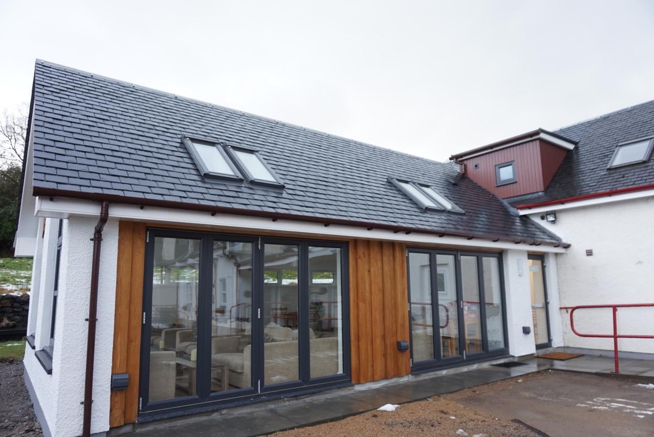 Corran Bunkhouse Hotel ภายนอก รูปภาพ The new extension at the rear of the school