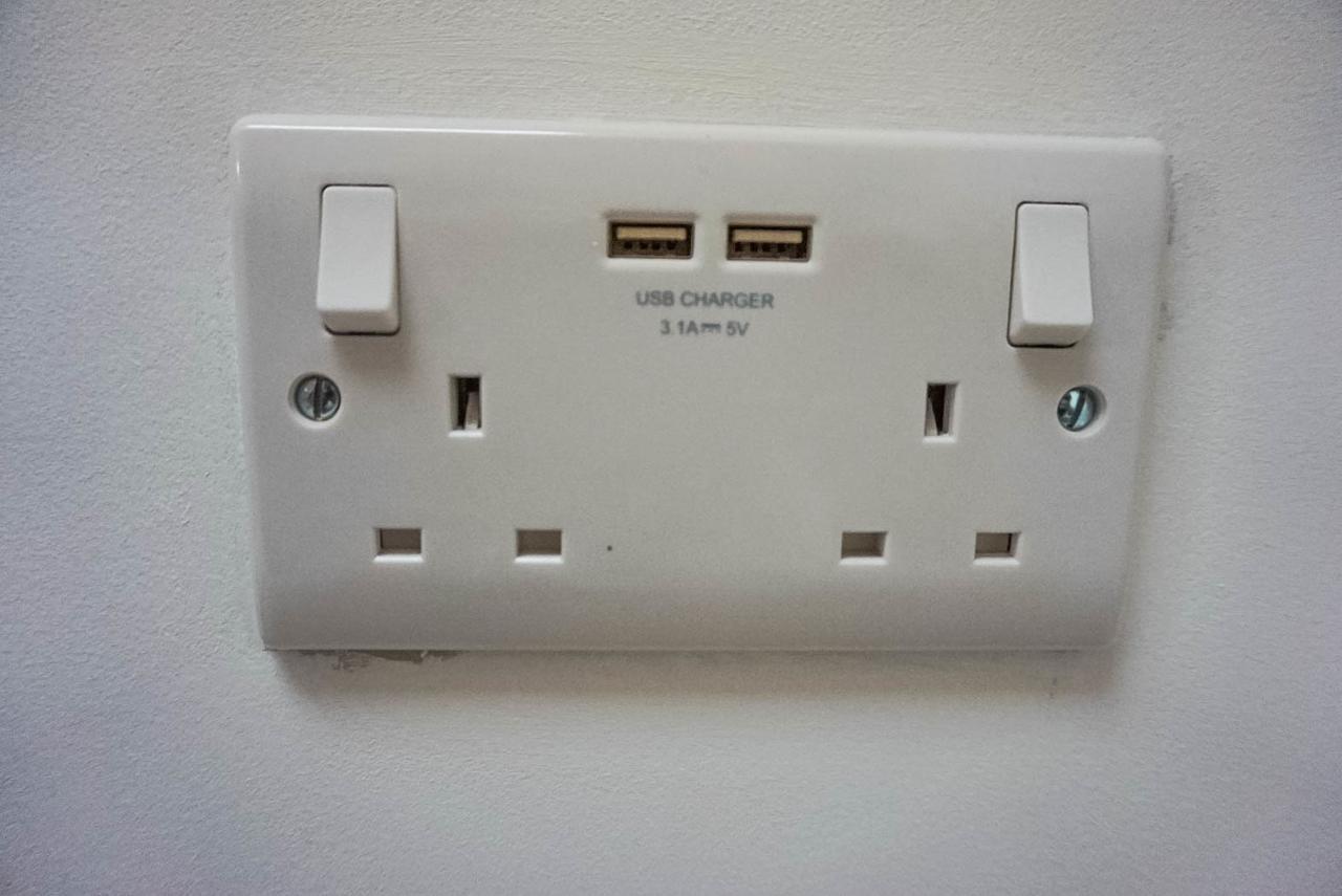 Corran Bunkhouse Hotel ภายนอก รูปภาพ A USB charger