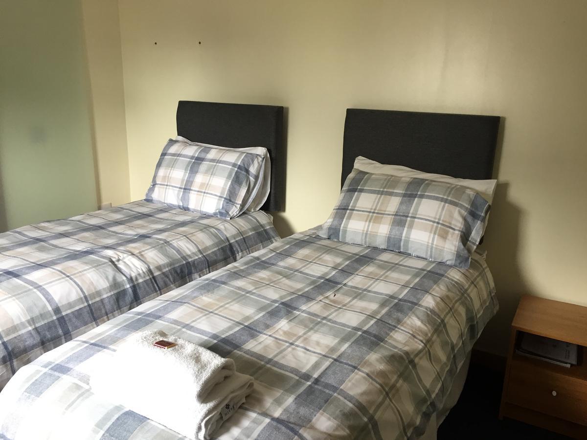 Corran Bunkhouse Hotel ภายนอก รูปภาพ A typical bedroom in the hostel