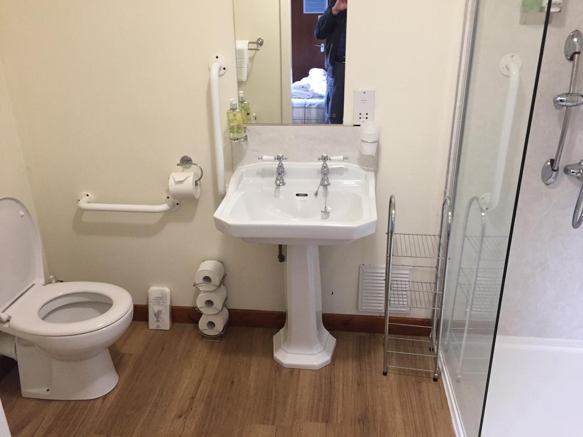 Corran Bunkhouse Hotel ภายนอก รูปภาพ A typical bathroom in a UK hotel