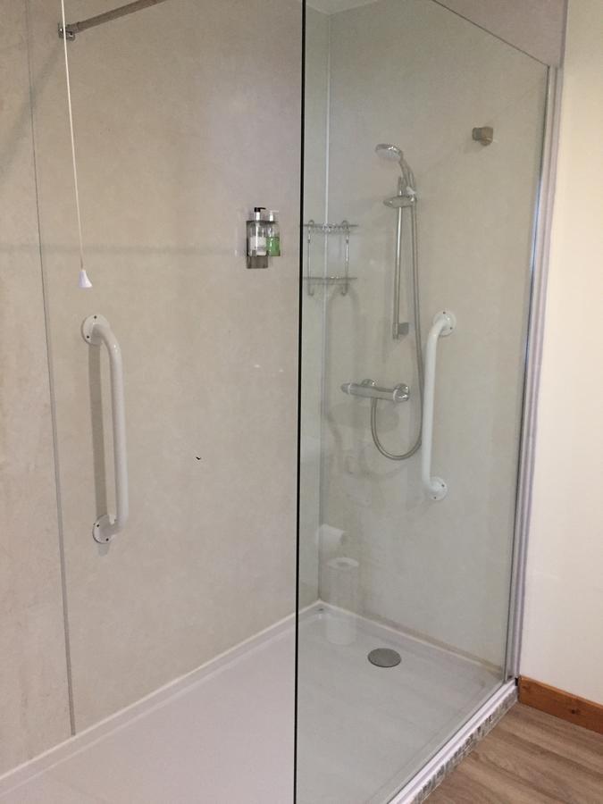Corran Bunkhouse Hotel ภายนอก รูปภาพ A shower enclosure