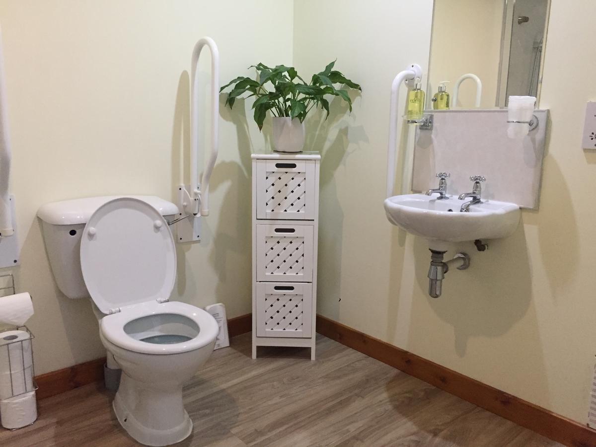Corran Bunkhouse Hotel ภายนอก รูปภาพ Disabled toilet with alarm