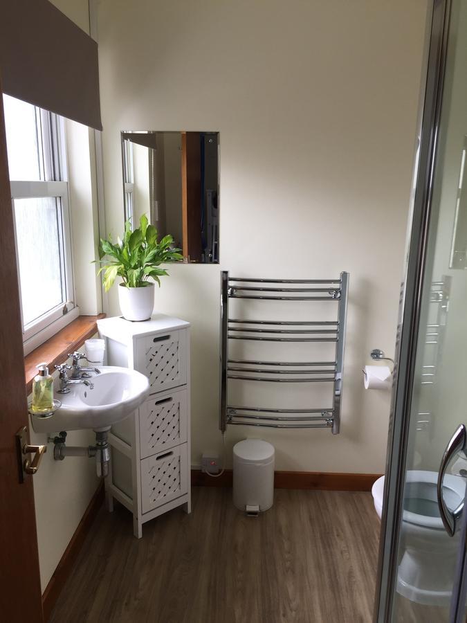 Corran Bunkhouse Hotel ภายนอก รูปภาพ A heated towel rail