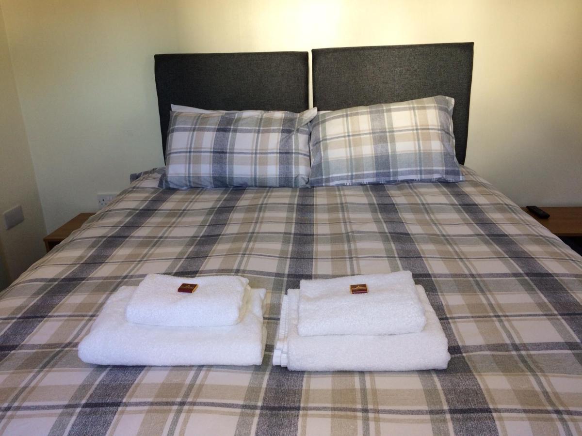 Corran Bunkhouse Hotel ภายนอก รูปภาพ A bed with towels
