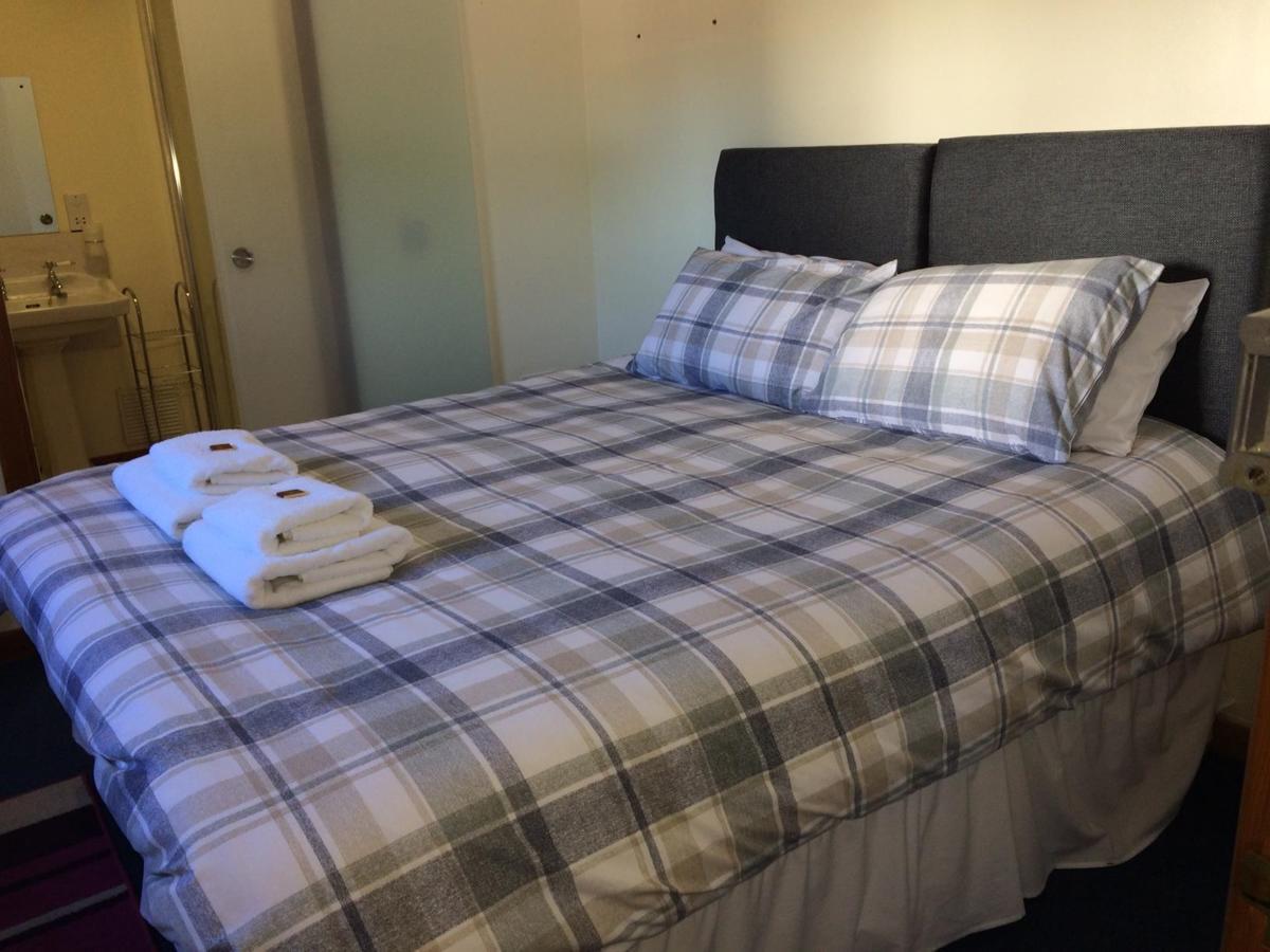 Corran Bunkhouse Hotel ภายนอก รูปภาพ A bed with a duvet