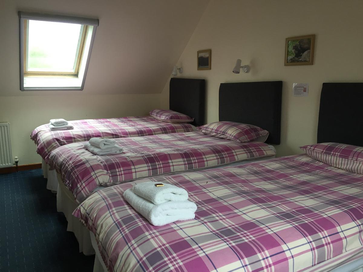 Corran Bunkhouse Hotel ภายนอก รูปภาพ A typical bedroom at the hostel