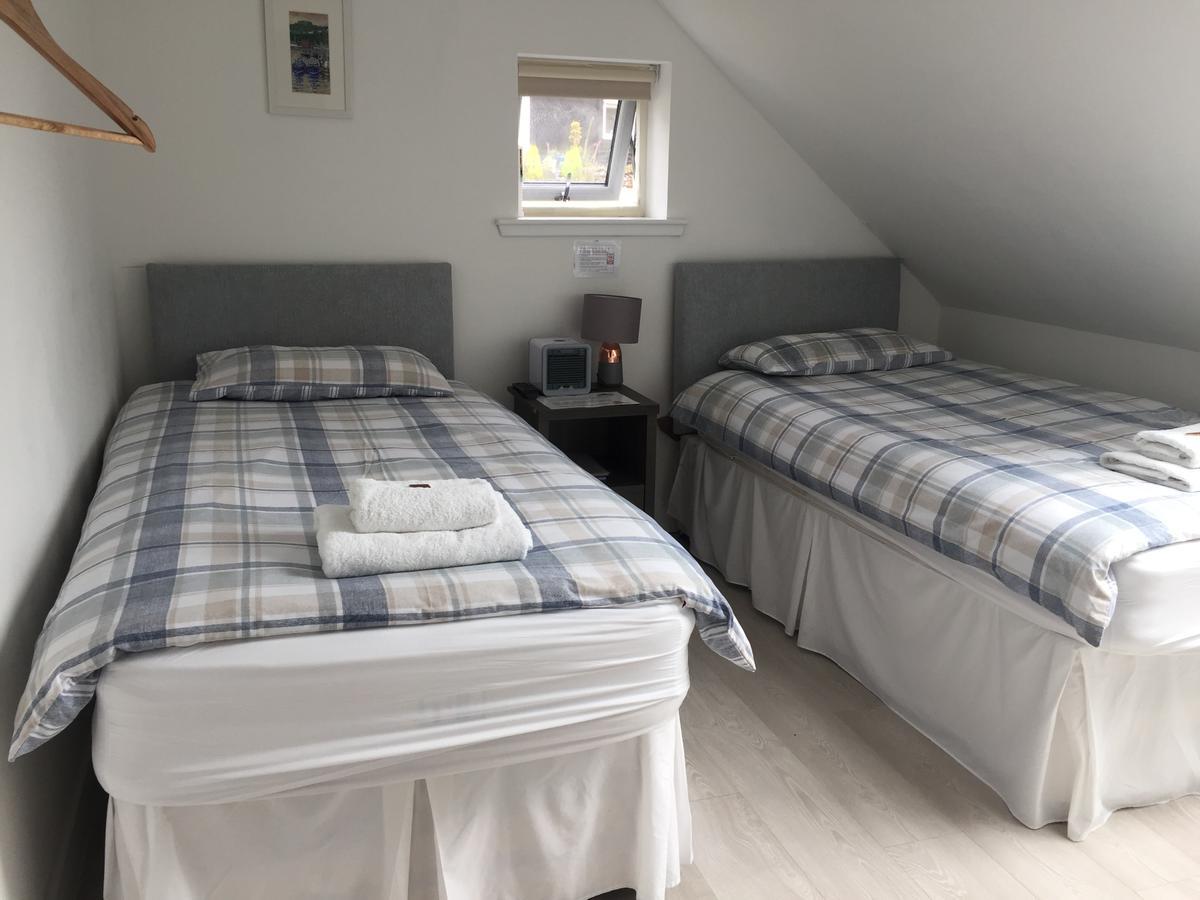 Corran Bunkhouse Hotel ภายนอก รูปภาพ A room at the hostel