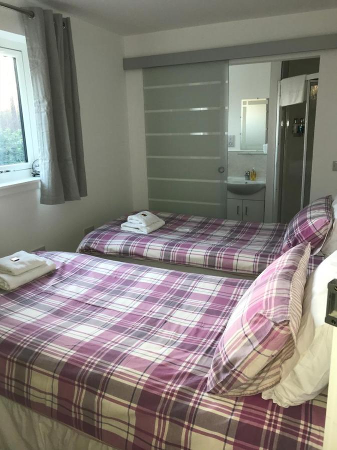 Corran Bunkhouse Hotel ภายนอก รูปภาพ A room at the station